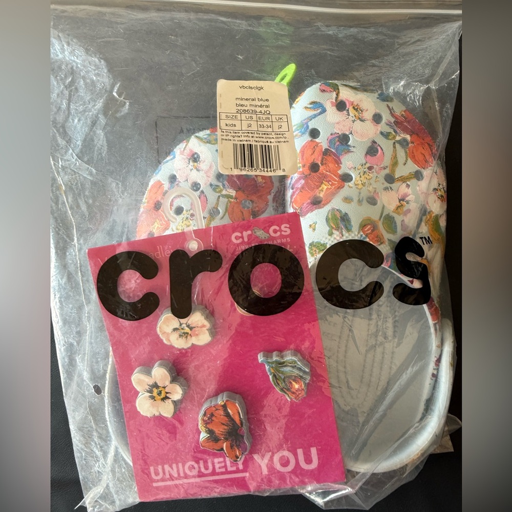 Vera Bradley Crocs with Matching Jibbitz NWT - Picture 2 of 5